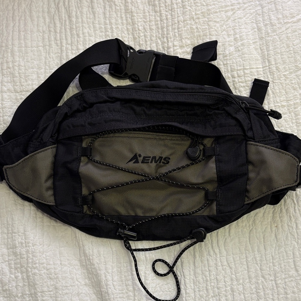 Eastern Mountain Sports Gray & Black Travel Nylon Fanny Pack.